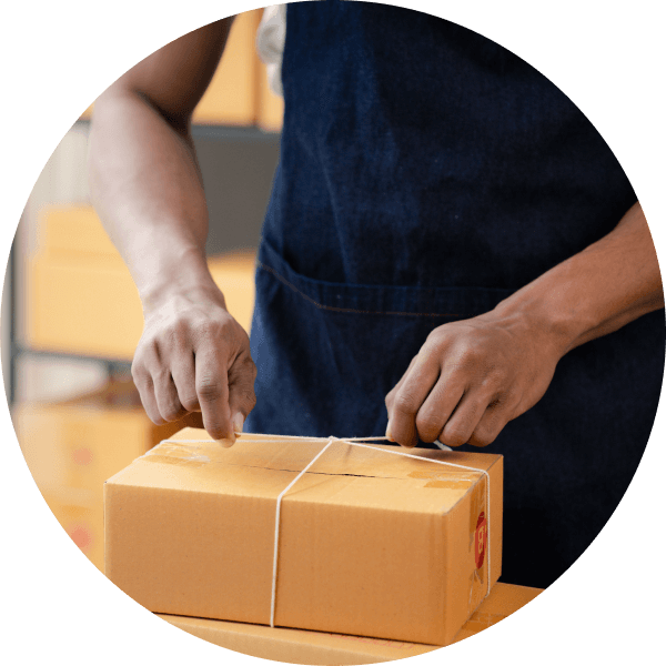 Человек запаковывает посылки