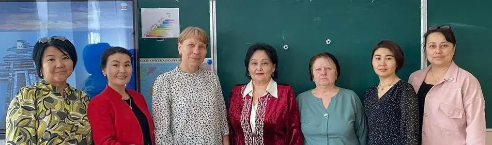 Ж. У. Кобдикова с педагогами в классе