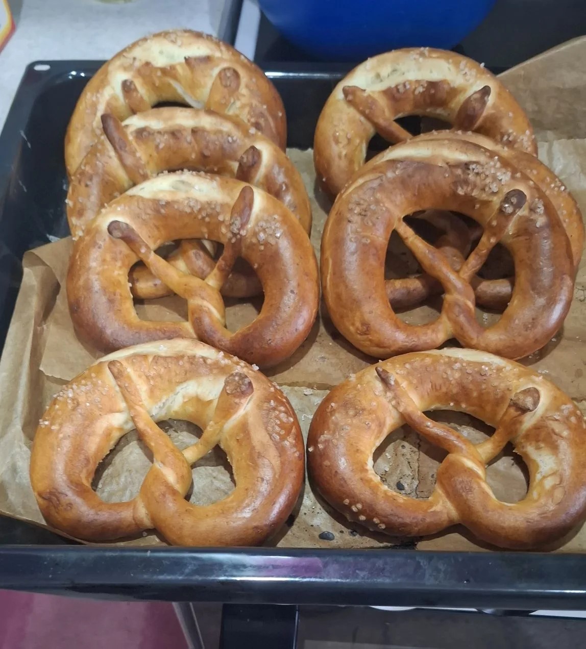 Домашние баварские брецели с румяной корочкой и крупной солью