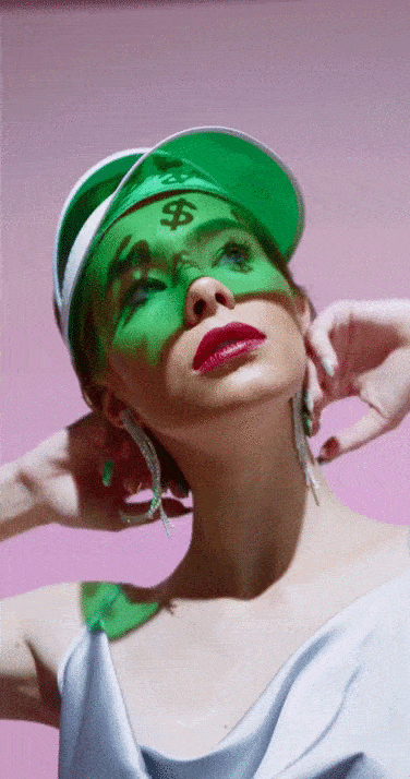 гифка красивая девушка дизайнер в кепке