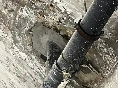 Расчищенный узел ввода трубы перед ремонтом