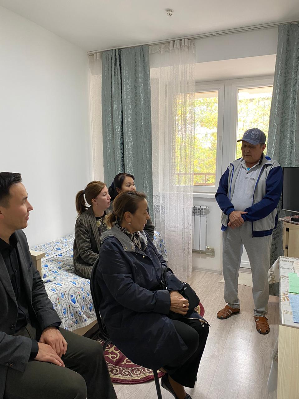 Конвульсиялар мен аяқтың шайқалуымен шаршау үшін порно оргазм үйдегі видео